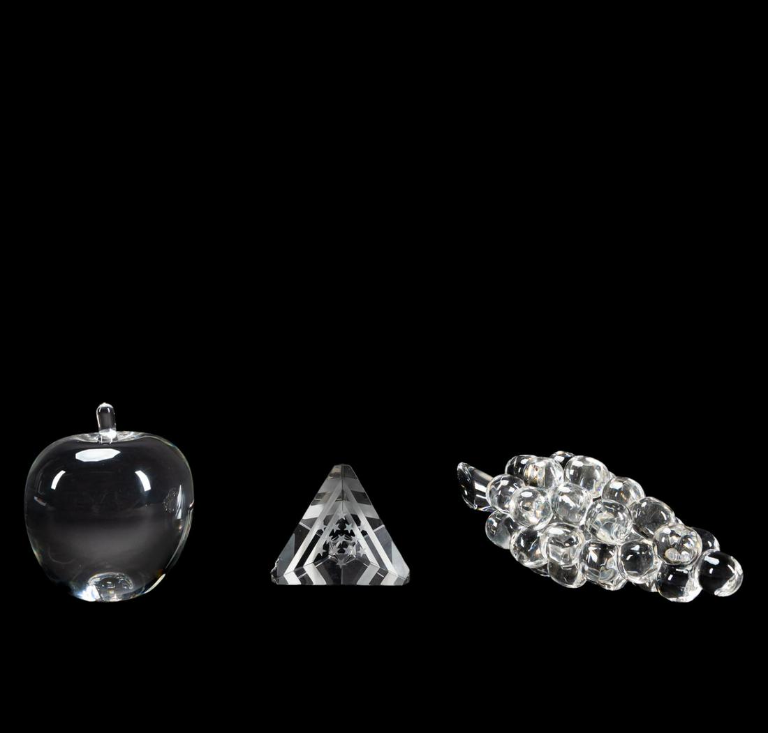 3 STEUBEN CRYSTAL PIECES, FRUIT & PAPERWEIGHT (1 of 5)