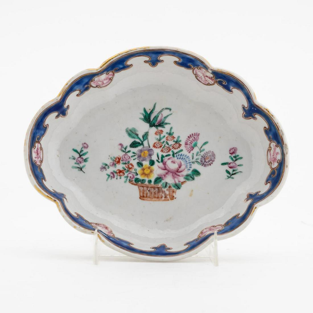 CHINESE EXPORT FAMILLE ROSE CLOUD FORM DISH (1 of 4)