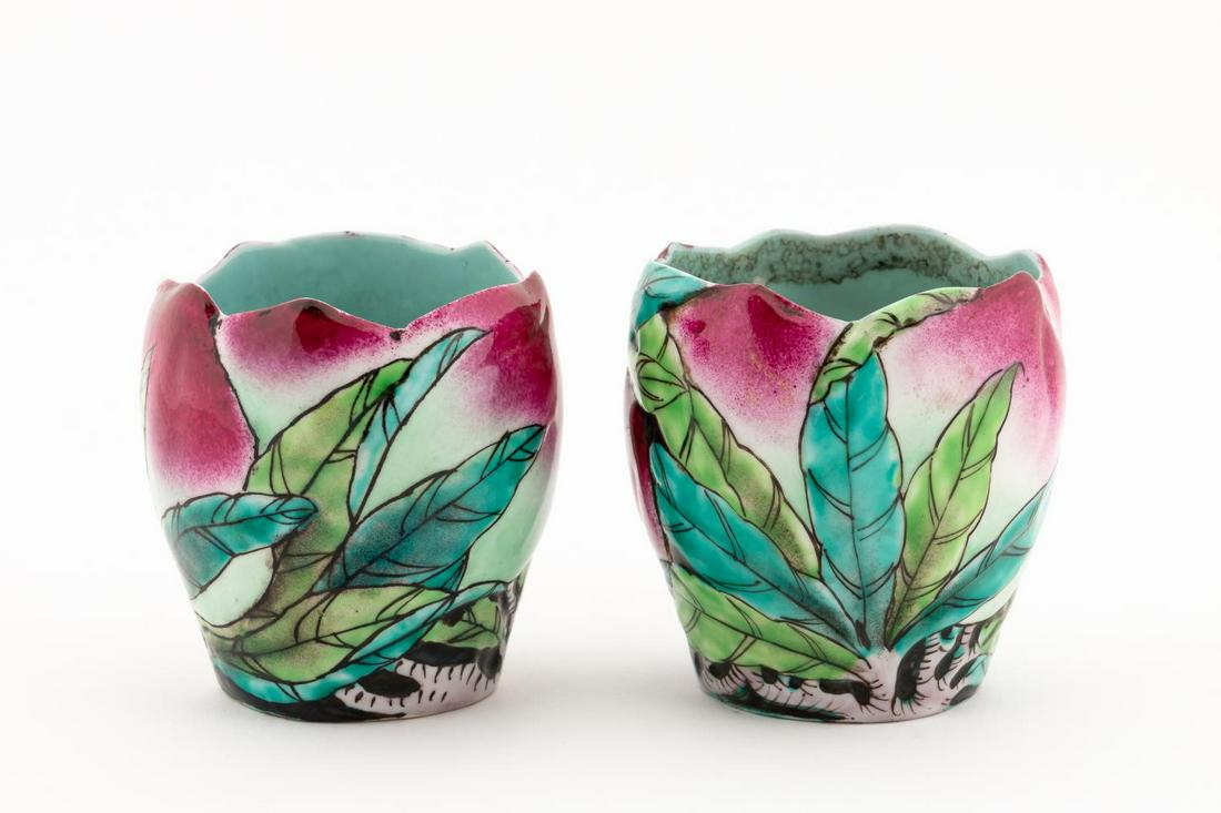 TWO CHINESE PEACH MOTIF PORCELAIN CACHE POTS (1 of 7)