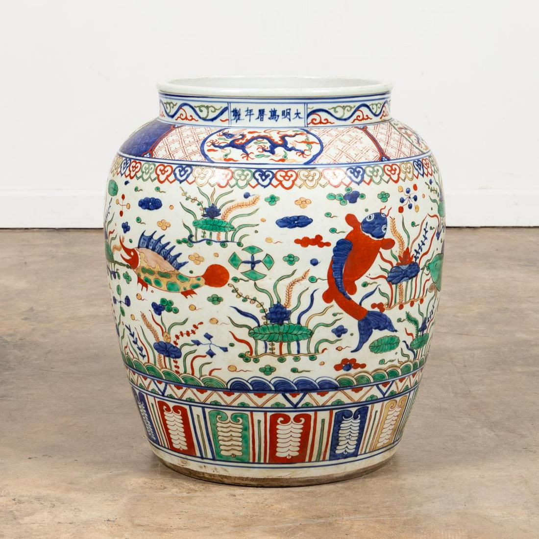 LARGE CHINESE WUCAI DRAGON & FISH DECORATED JAR (1 of 6)
