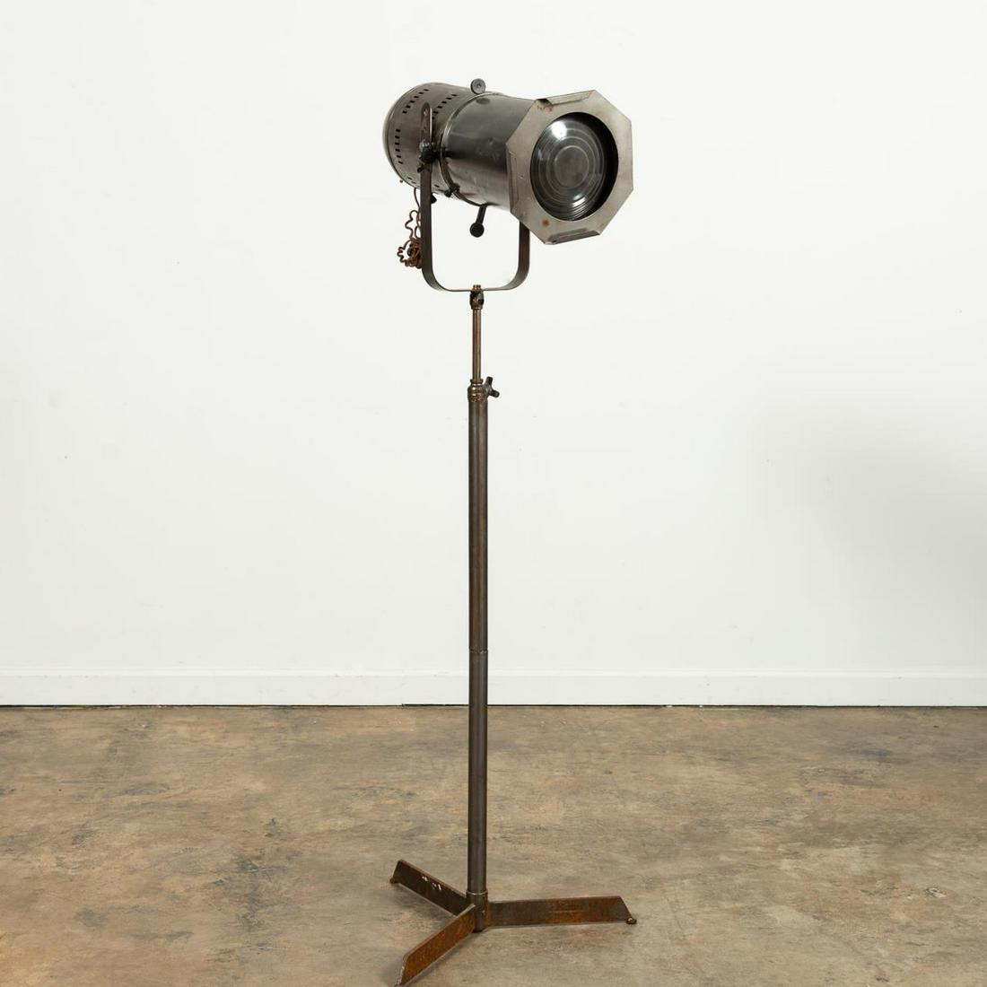 VINTAGE KLIEGL BROTHERS MOVIE LIGHT ON STAND (1 of 7)