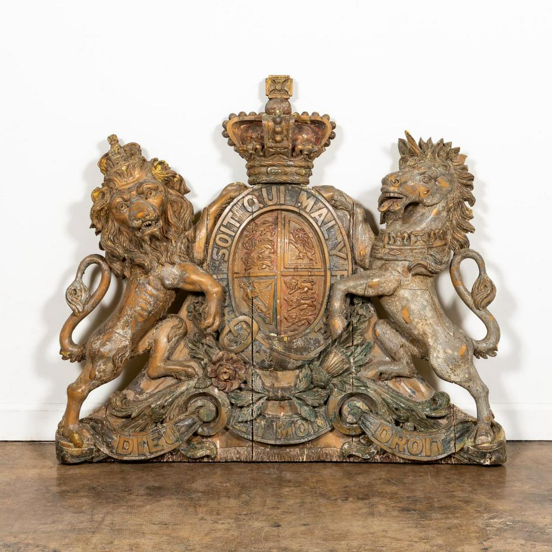 CARVED ROYAL COAT OF ARMS OF THE UNITED KINGDOM (1 of 7)