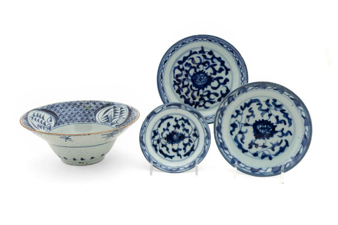 FOUR CHINESE BLUE AND WHITE TABLE ARTICLES (1 of 7)