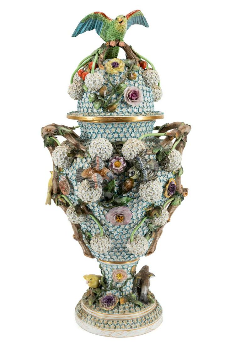 LARGE MEISSEN SCHNEEBALLEN PORCELAIN LIDDED URN (1 of 10)