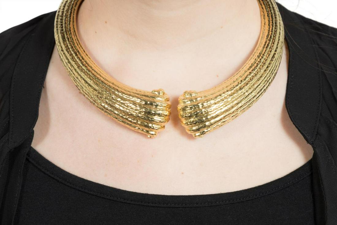 ITALIAN 18K YELLOW GOLD HINGED COLLAR NECKLACE: Italian 18k yellow gold hinged torque, of ribbed form with scrolling terminals and hand applied high polish hammer finish, having a jointed hinge assembly and measuring approximately 32mm wide at the 