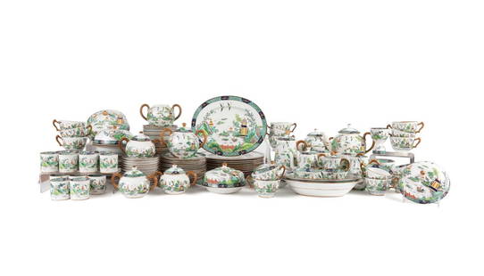 152PC CROWN STAFFORDSHIRE FOR TIFFANY DINNERWARE: 152 piece Crown Staffordshire (English 1801-1985), service in the 'Ye Old Willow' or 'Chinese Willow' pattern, the assembled partial dinner service retailed by Tiffany & Co. and comprising, 12 dinner