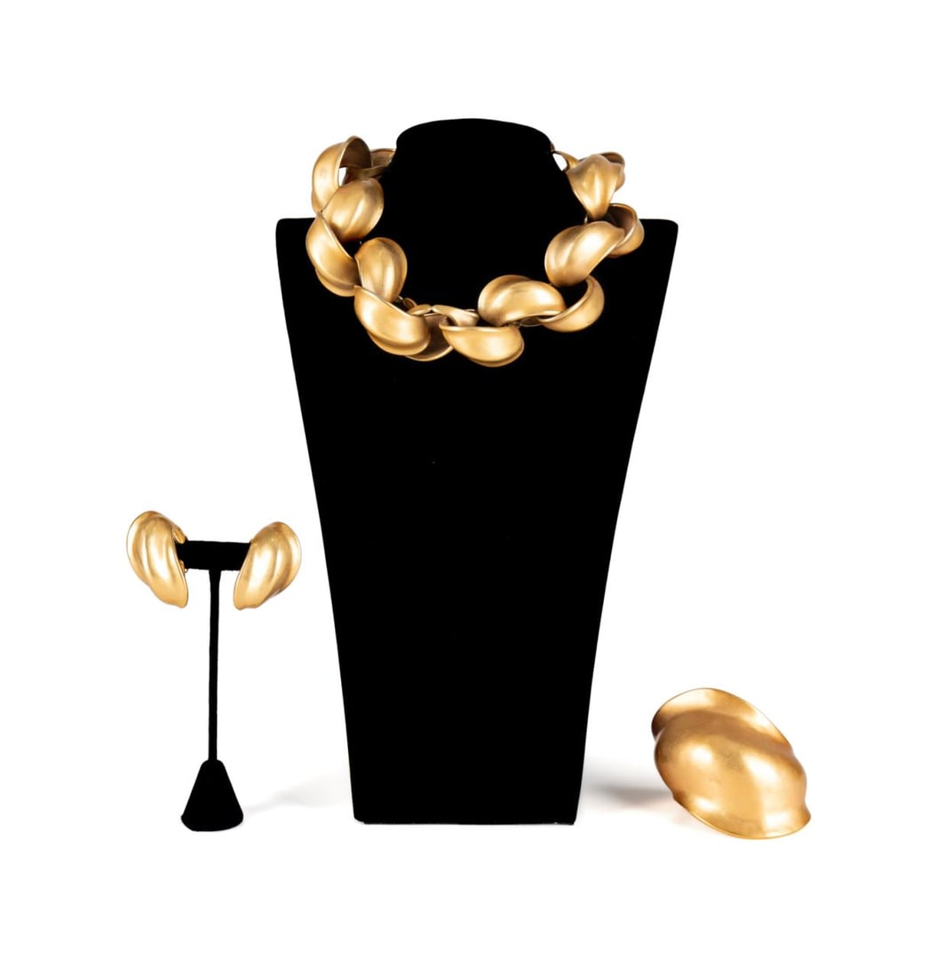 ATTRIB ROBERT LEW MORRIS MATTE GOLD DEMI-PARURE (1 of 14)