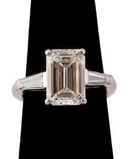 LADIES DIAMOND AND PLATINUM ENGAGEMENT RING: Mayor’s Jewelers (American 1910), ladies diamond and platinum engagement ring, having one (1) approximately 10.72mm x 7.52mm x 4.51mm four prong set emerald cut diamond, of VS-1 clarity and K color,