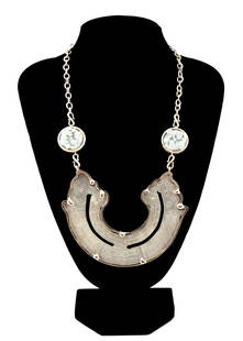 CHINESE CARVED JADE AND 14K YELLOW GOLD NECKLACE: Chinese carved jade and 14k yellow gold necklace, having a 14k gold chain with a toggle clasp suspending two carved celadon jade roundels and a carved celadon jade archaistic double ended dragon plaqu
