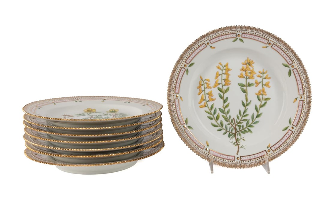 8PCS ROYAL COPENHAGEN FLORA DANICA DINNER PLATES (1 of 6)