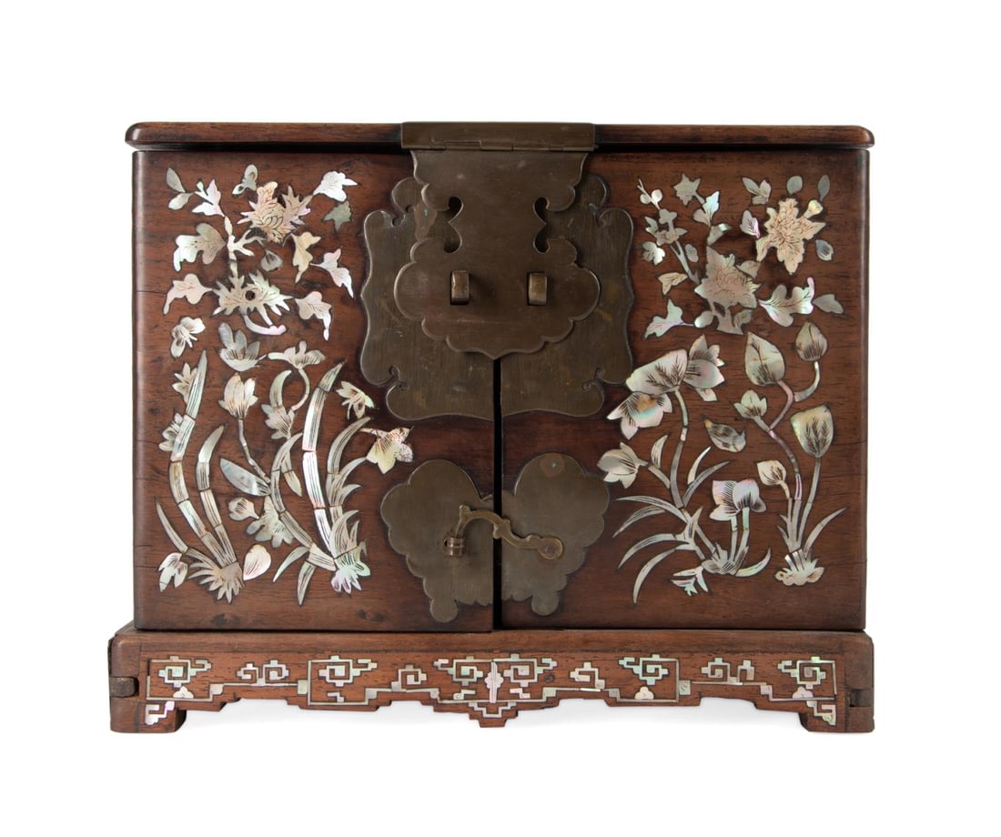 CHINESE HARDWOOD & INLAID MOP VANITY BOX (1 of 8)