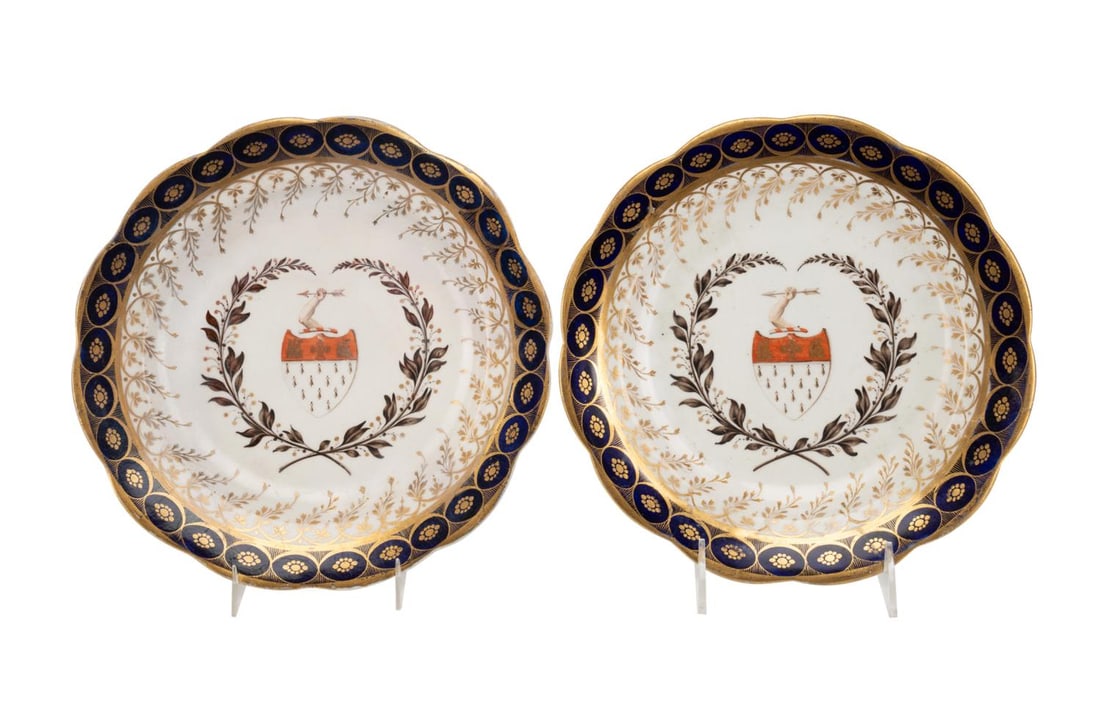 PAIR, CHAMBERLAINS STYLE SCALLOPED ARMORIAL PLATES (1 of 5)
