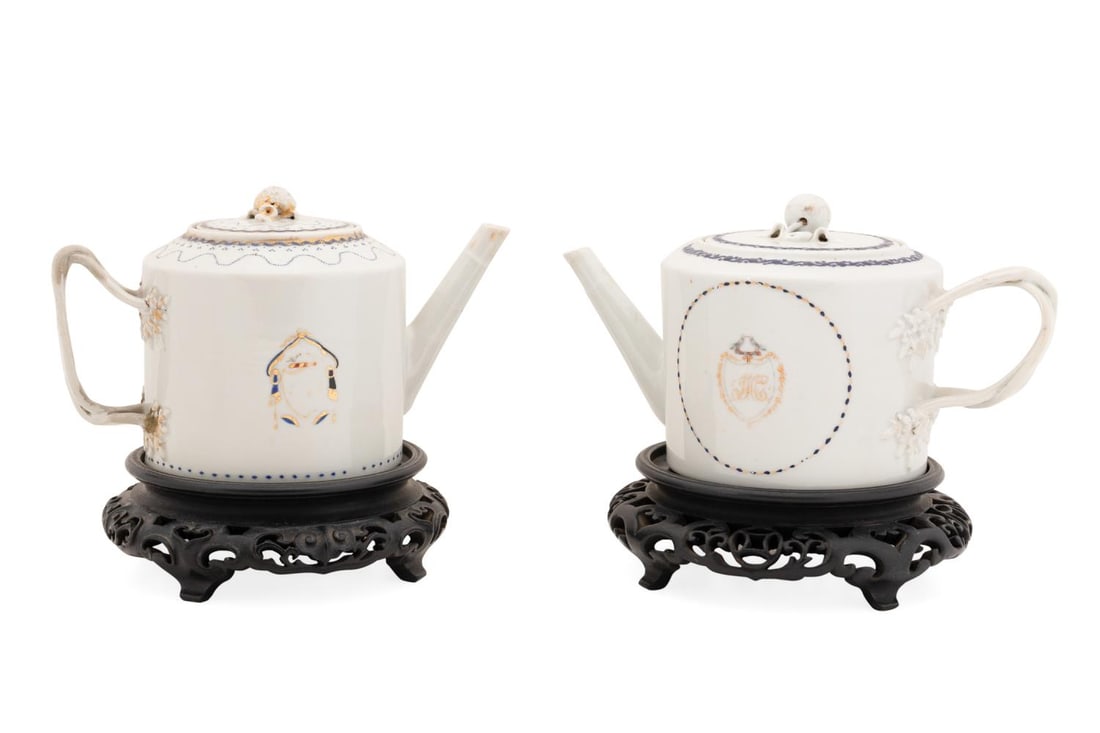 2 CHINESE EXPORT ARMORIAL LIDDED TEAPOTS ON STANDS (1 of 7)