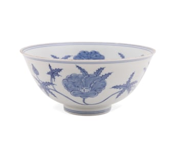 CHINESE BLUE AND WHITE PORCELAIN FLORAL BOWL