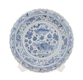 CHINESE BLUE AND WHITE CHARGER