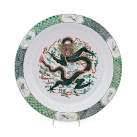 CHINESE QING DYNASTY FAMILLE VERTE ROUND CHARGER