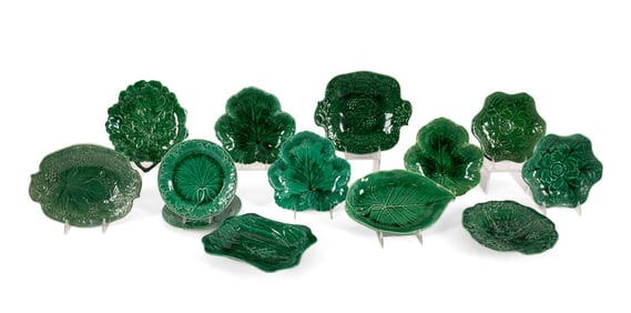 13PCS GREEN GLAZED MAJOLICA, INCL. WEDGWOOD