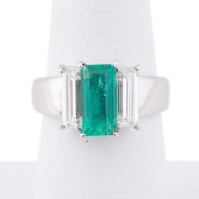 EMERALD & DIAMOND RING IN PLATINUM, GIA