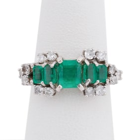 EMERALD AND DIAMOND 18K WHITE GOLD RING