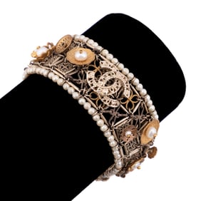 CHANEL FLORAL FAUX PEARL BRACELET, 2018 CRUISE