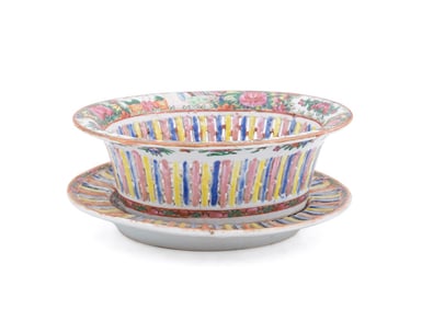 ROSE MEDALLION CHESTNUT BASKET WITH TRAY