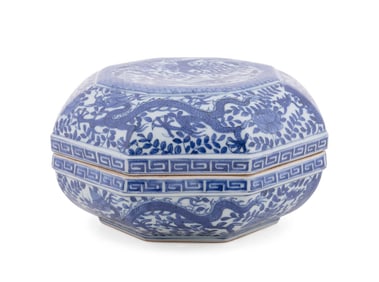 CHINESE OCTAGONAL BLUE AND WHITE LIDDED BOX