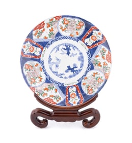 IMARI CHARGER ON WOOD STAND, FOO LION MOTIF