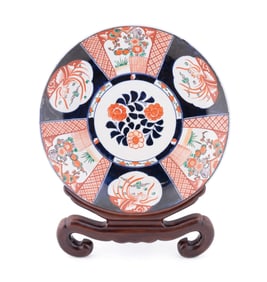 LARGE IMARI FLORAL MOTIF CHARGER ON WOOD STAND