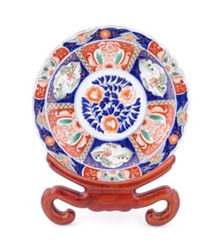 SCALLOPED EDGE IMARI CHARGER ON WOOD STAND