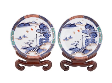 PAIR OF JAPANESE IMARI DECORATED PLATES