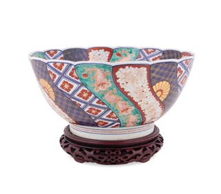 IMARI DECORATED BOWL ON WOOD STAND