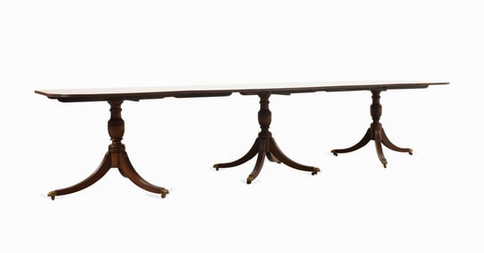 GEORGIAN STYLE PEDESTAL DINING TABLE WITH 2 LEAVES