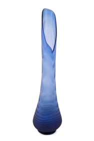 L.E. SMITH GLASS 32" BLUE SWUNG VASE, C. 1960
