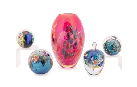 JOSH SIMPSON FIVE ART GLASS ARTICLES, INCL. VASE