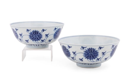 PAIR OF CHINESE BLUE AND WHITE FLORAL BOWLS