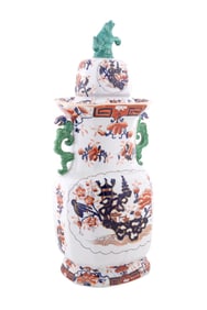 MASON LIDDED IMARI PATTERN VASE, C. 1815-1825