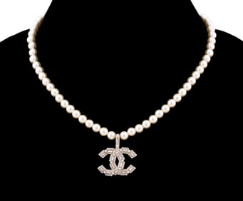 CHANEL FAUX PEARL & CRYSTAL PENDANT NECKLACE
