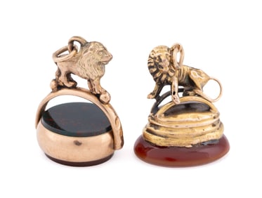 TWO LION MOTIF BLOODSTONE & AGATE YG WATCH FOBS