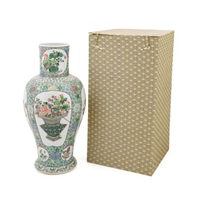 CHINESE FAMILLE VERTE PORCELAIN VASE W/ BOX