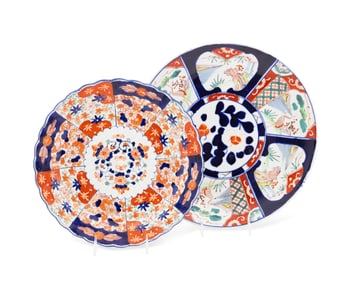 TWO JAPANESE IMARI PORCELAIN DISHES, ONE SCALLOPED