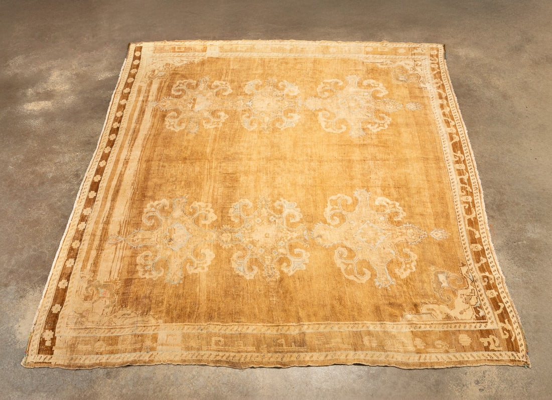TURKISH OUSHAK HAND-WOVEN RUG (1 of 4)
