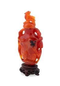 CHINESE CARVED CARNELIAN SNUFF BOTTLE