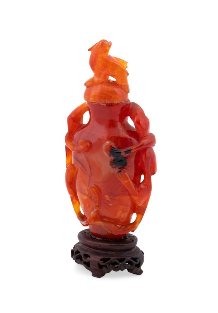 CHINESE CARVED CARNELIAN SNUFF BOTTLE (1 of 7)