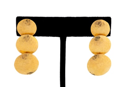 HAMMERED 20K YG GRADUATED DISC DROP EARRINGS