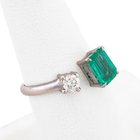 MODERN EMERALD & DIAMOND 18K WHITE GOLD RING