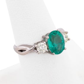 2CT EMERALD AND DIAMOND 18K WHITE GOLD RING