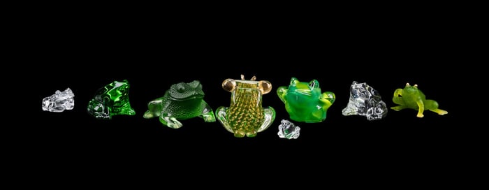 EIGHT CRYSTAL FROGS & TOADS, INCLUDING BACCARAT