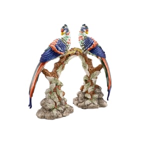 PAIR, MOTTAHEDEH WILLIAMSBURG PORCELAIN BIRDS