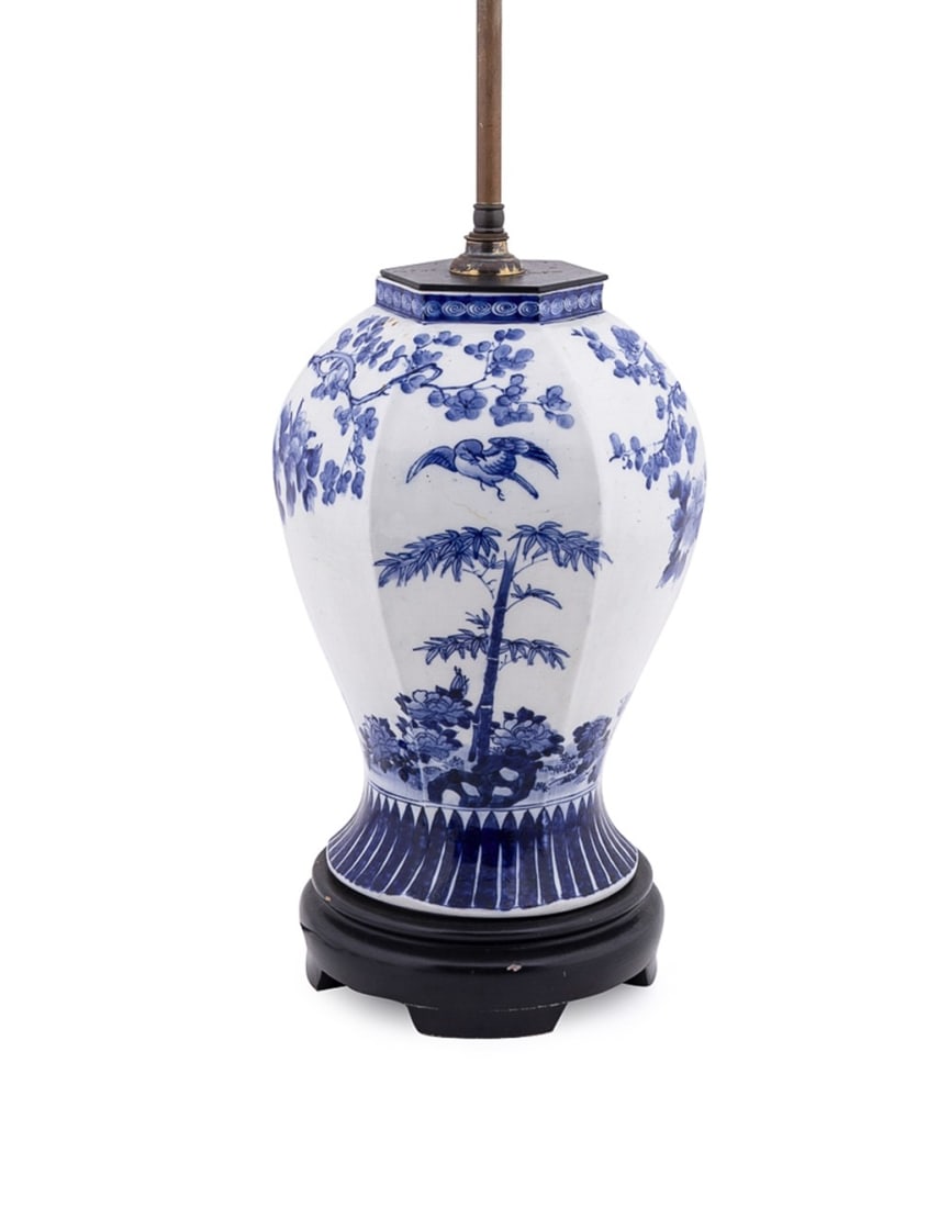 CHINESE BLUE AND WHITE TABLE LAMP (1 of 5)