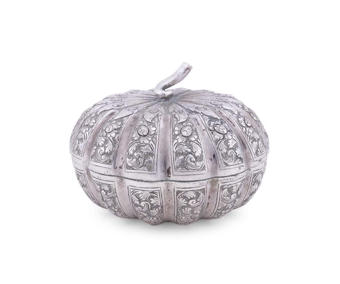 CAMBODIAN .850 SILVER PUMPKIN FORM BETEL BOX (1 of 8)